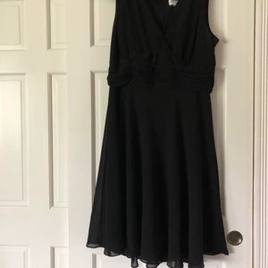 Sleeveless v-neck black dress